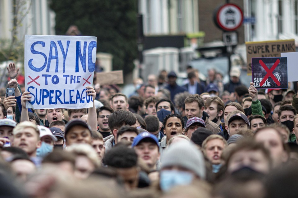Fans van Chelsea protesteerden in april vorig jaar tegen de komst van de Super League. 