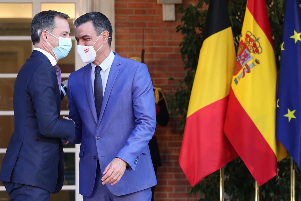 Sanchez (rechts) was verheugd dat met De Croo (links) voor het eerst in tien jaar een Belgische premier Madrid bezocht. 