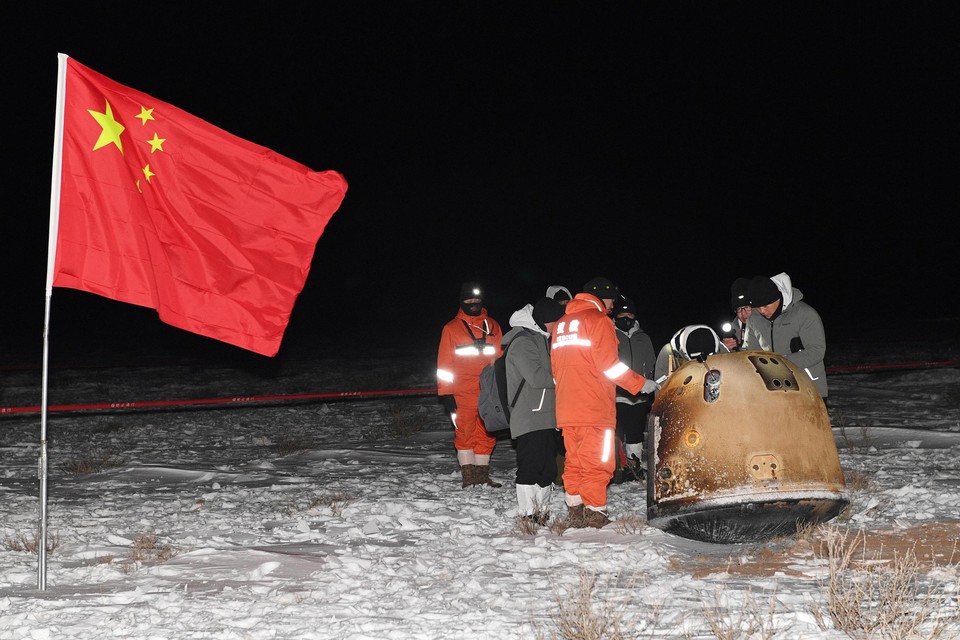 FOTO D'ARCHIVIO: La capsula lunare dopo l'atterraggio in Cina. 