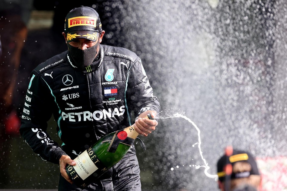 Voortaan zal Lewis Hamilton niet langer rondspuiten met champagne, wel met prosecco, de bekende Italiaanse mousserende wijn.    