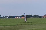 thumbnail: Het vliegtuig (links) belandde net naast de landingsbaan.