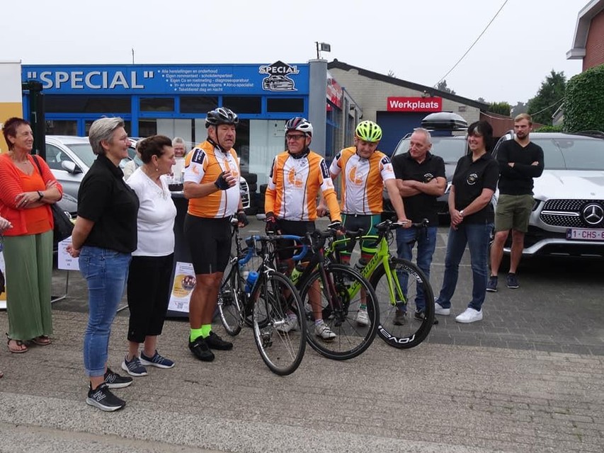 De fietsmakkers en hun begeleiders op 4 september bij hun vertrek in Wechelderzande.