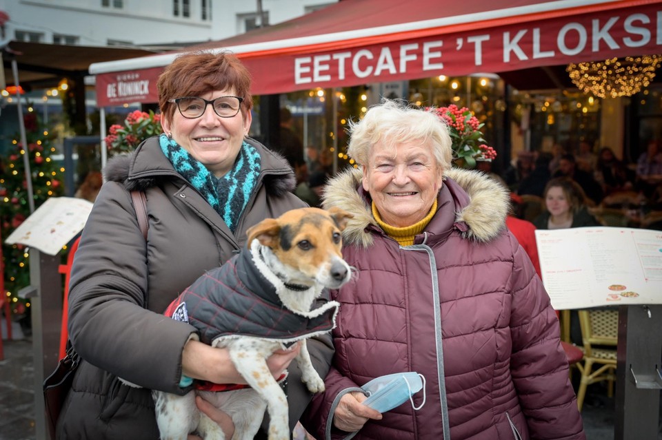 Patricia Maes, Paula Peeters en hondje Beli zijn vaste klanten in ’t Klokske en laten zich niet afschrikken door de Nederlandse toeristen. 