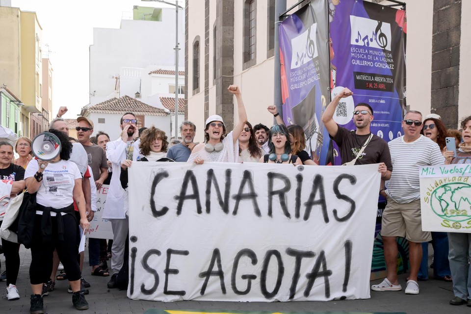 特内里费岛举行抗议“大众旅游危机”的示威活动。