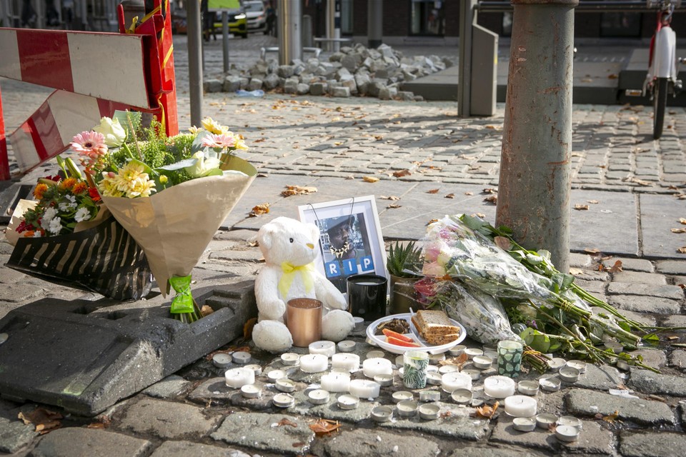 Op het De Coninckplein plaatsten familie en vrienden van Eimert W. bloemen en kaarsen om het slachtoffer te herdenken. 