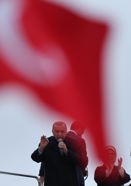 Erdogan spreekt kiezers toe.
