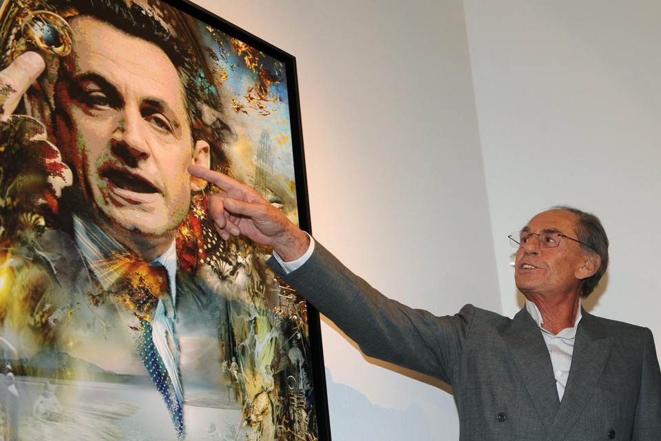 Pal Sarkozy bij een door hemzelf gemaakt portret van zijn zoon, gewezen Frans president Nicolas Sarkozy.
