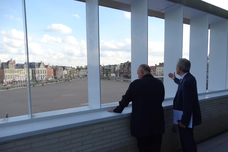 Burgemeester Lieven Dehandschutter en architect Paul Robbrecht kijken vanop het dakterras uit over het stadscentrum. 