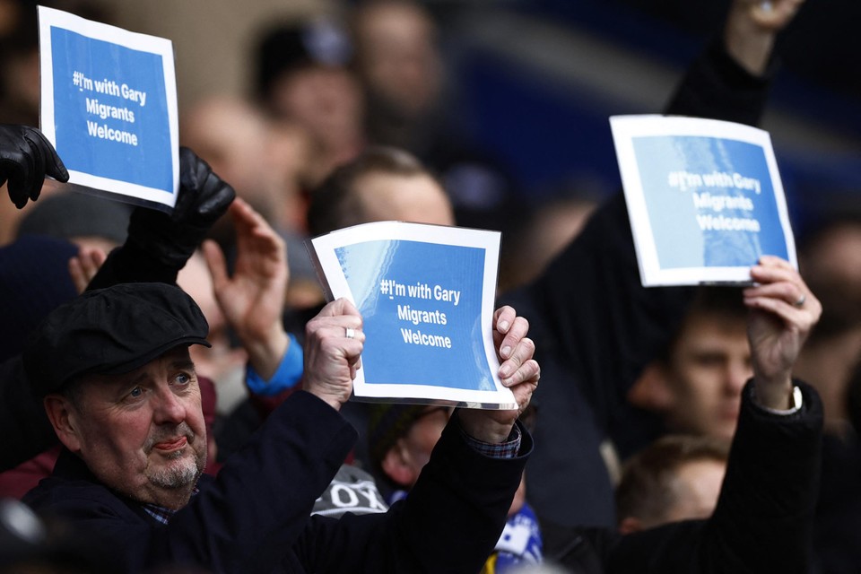 During Saturday night's Leicester City v Chelsea match, fans held up these papers that read: “I'm with Gary.  Migrants welcome.”