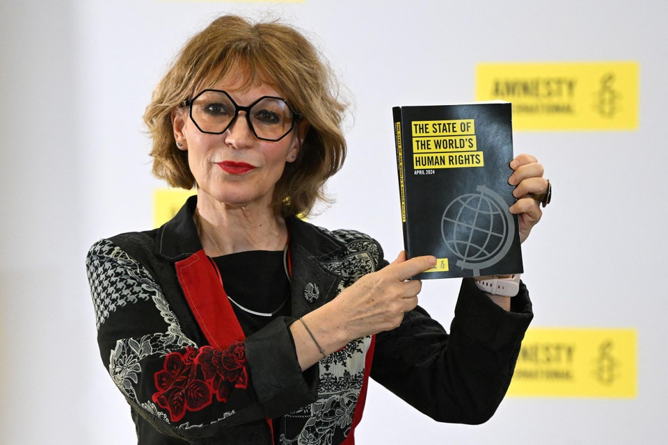 Secretaris-generaal van Amnesty International, Agnes Callamard, stelt het rapport voor.