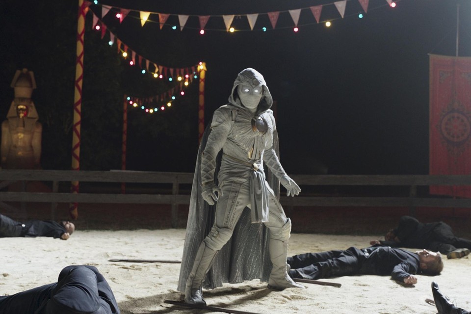 ‘Moon knight’ valt tussen twee stoelen: vijf uur runtime is véél te lang voor de knaller van een actiefilm die hier ergens in verscholen zit, maar te weinig voor een serie die kijkers ook emotioneel in vervoering kan brengen.
