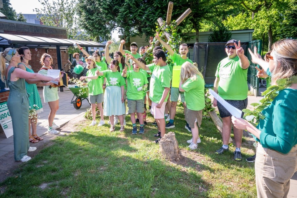 Green playground of 50,000 euros goes to school for teenagers with disabilities: « done with Putten filling » (Aalst)