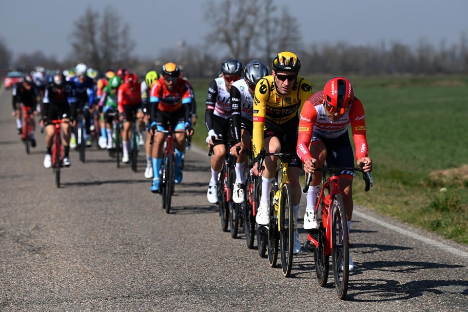 Jacopo Mosca (Trek-Segrafedo) en Jos van Emden (Jumbo-Visma) zijn voortdurend op de kop van het peloton te zien, UAE Team Emirates ziet het graag gebeuren.