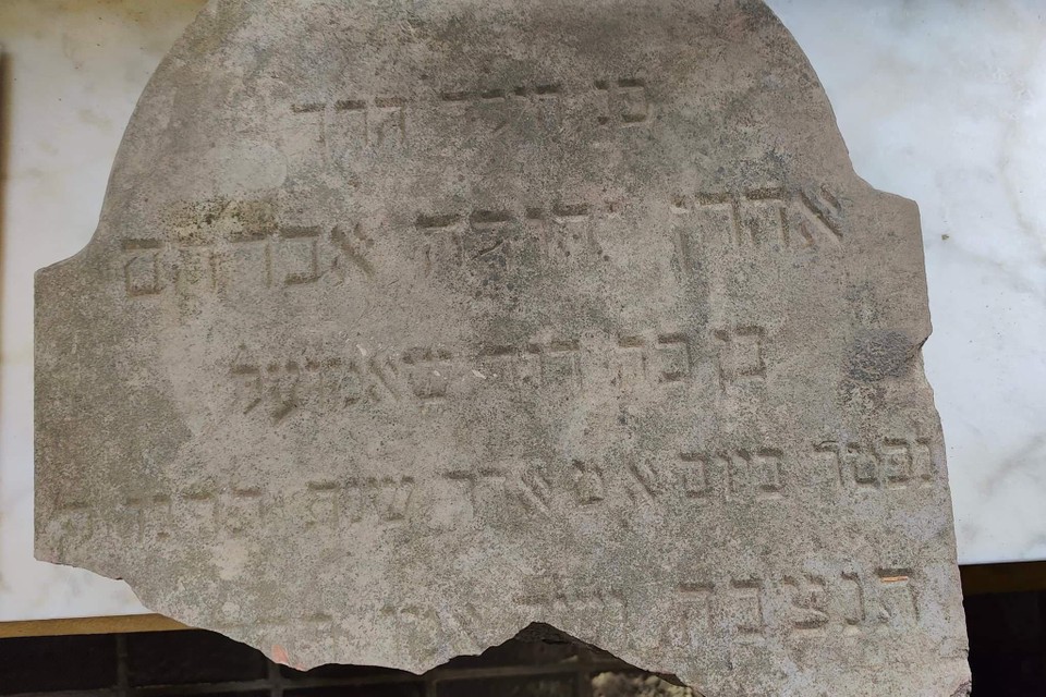 De Heemkundge Kring van Haaltert wil het mysterie rond een Joodse grafsteen oplossen.