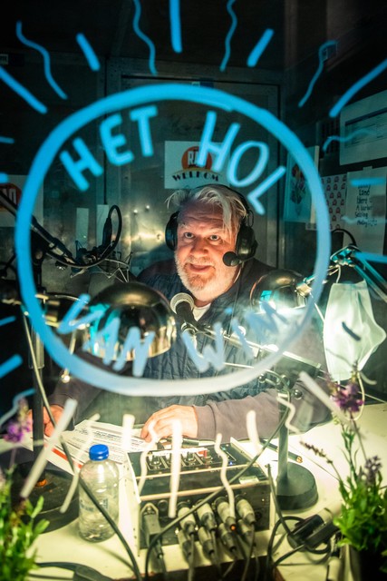 Wim Opbrouck is er ook weer bij vanuit zijn cabine… of Het Hol.