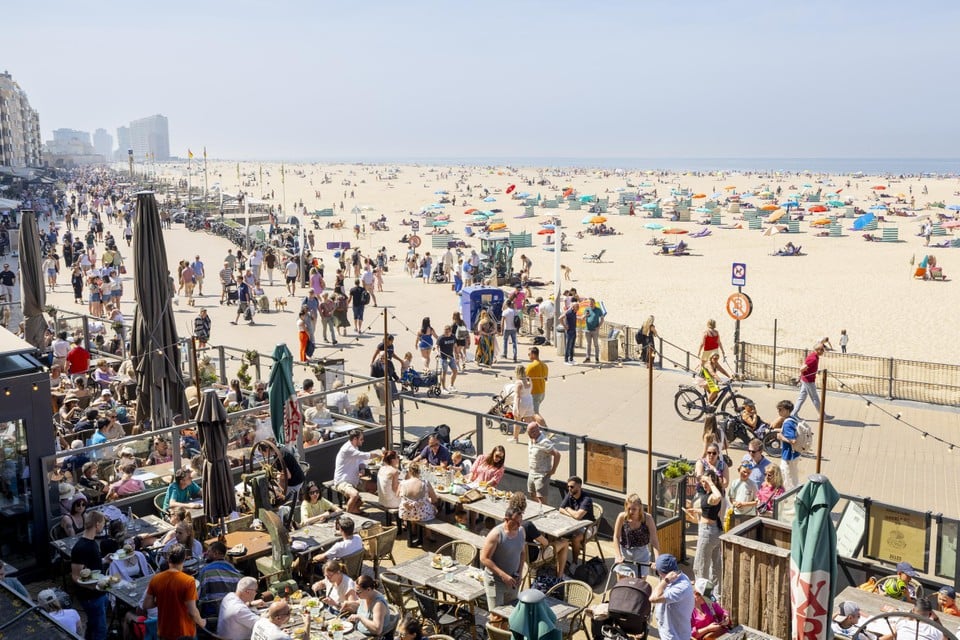 Sun and summer temperatures lure more than 300,000 tourists to the coast (Ostend)