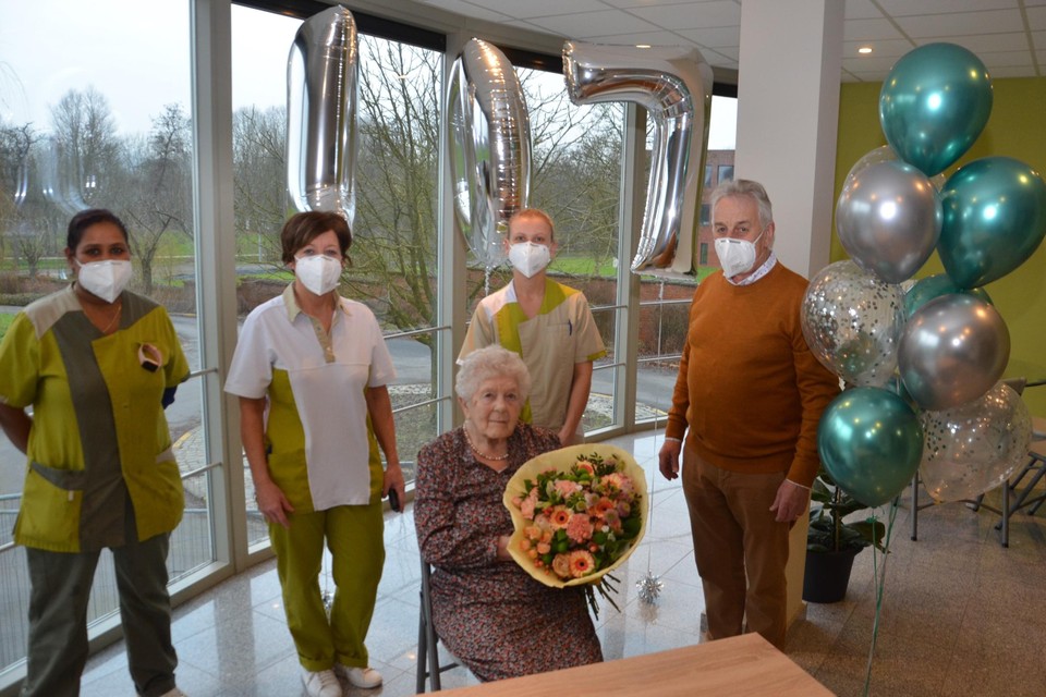 Familie noch schepencollege mocht de 107de verjaardag van Rachelle Vandenbussche komen meevieren. 
