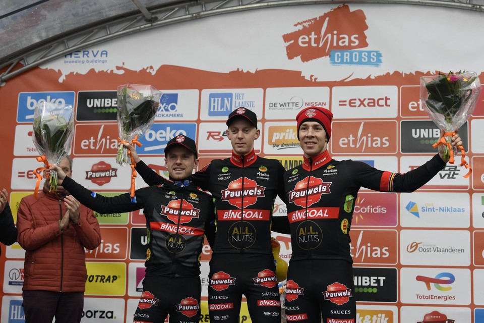 Een uniek podium in Sint-Niklaas met de drie ploegmaats  winnaar Michael Vanthourenhout, Eli Iserbyt en Laurens Sweeck.