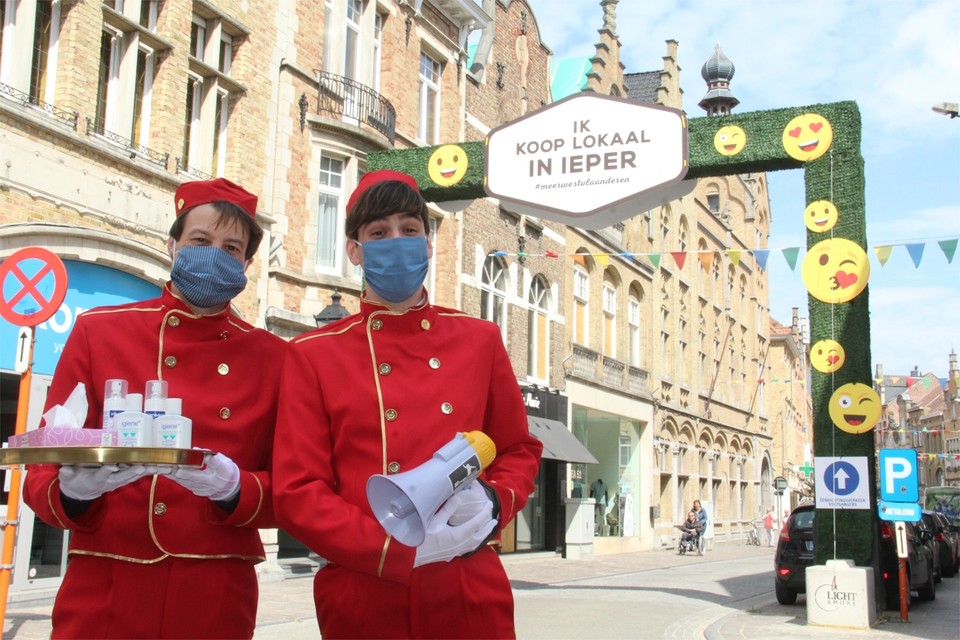 De coronapiccolo’s zien erop toe dat iedereen de juiste wandelrichting respecteert, voldoende afstand houdt en voorzien is van desinfecterende handgel.