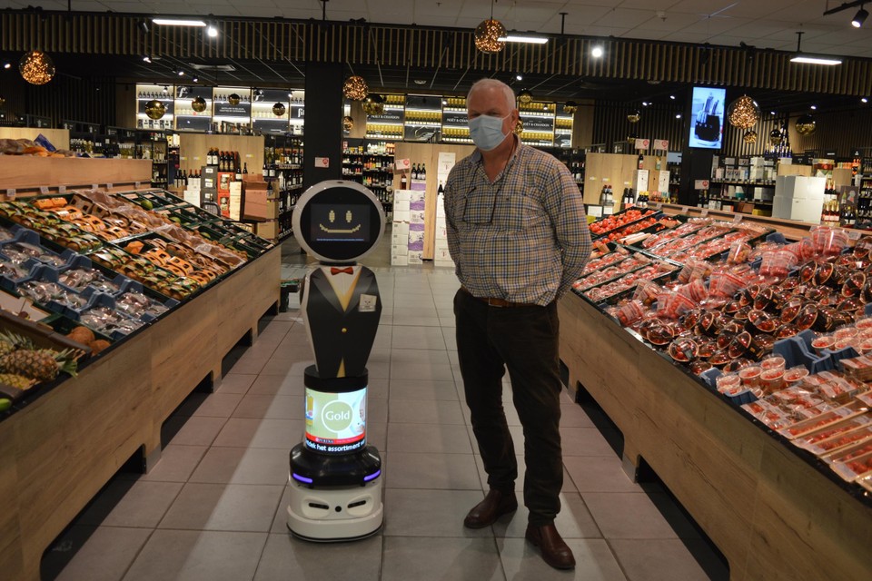 Winkelmanager Geert Dewitte en robot Robbie in AD Delhaize Deinze. 