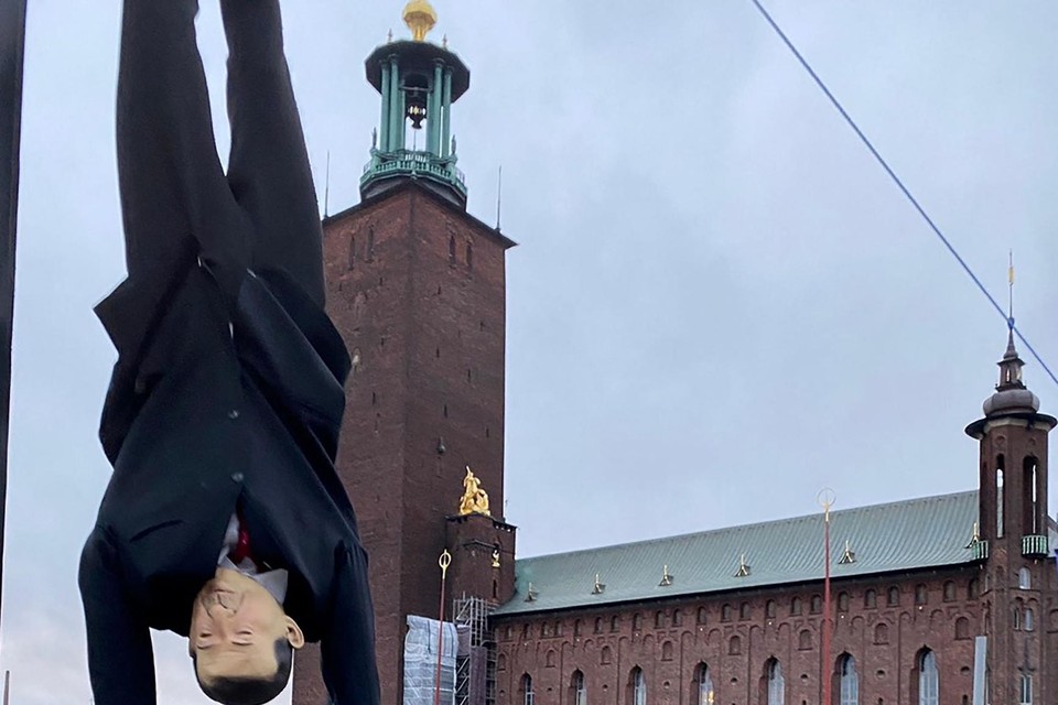 Eerder deze week doken beelden op van een pop die de Turkse president Erdogan moest voorstellen, die aan de voeten werd opgehangen in Stockholm.