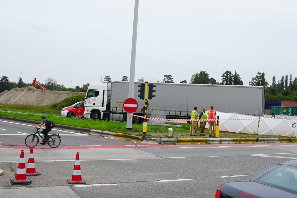 Een fietser kwam om het leven na een aanrijding door een vrachtwagen. 