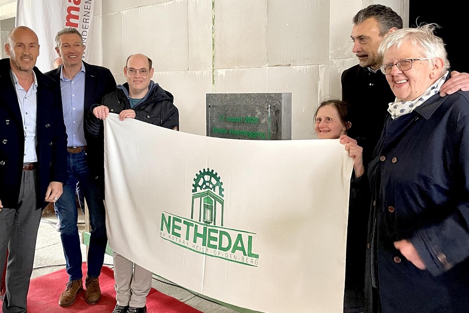 Een aantal gasten van Dagcentrum Nethedal kwam mee om samen met burgemeesters Jan Moons en Peter Gysbrechts de symbolische eerste steen van het nieuwe nachtverblijf te leggen. ﻿ 