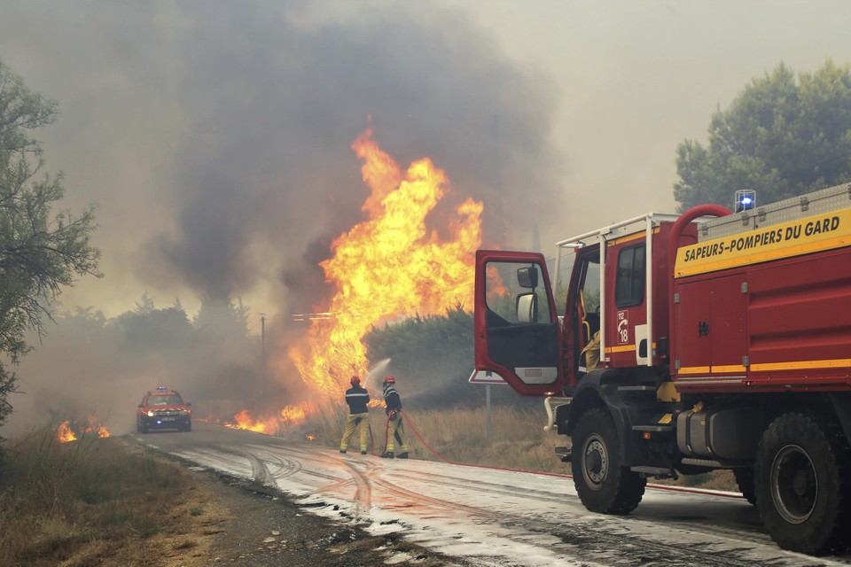 Brandweerlieden blussen uit alle macht in het Franse Gironde.  