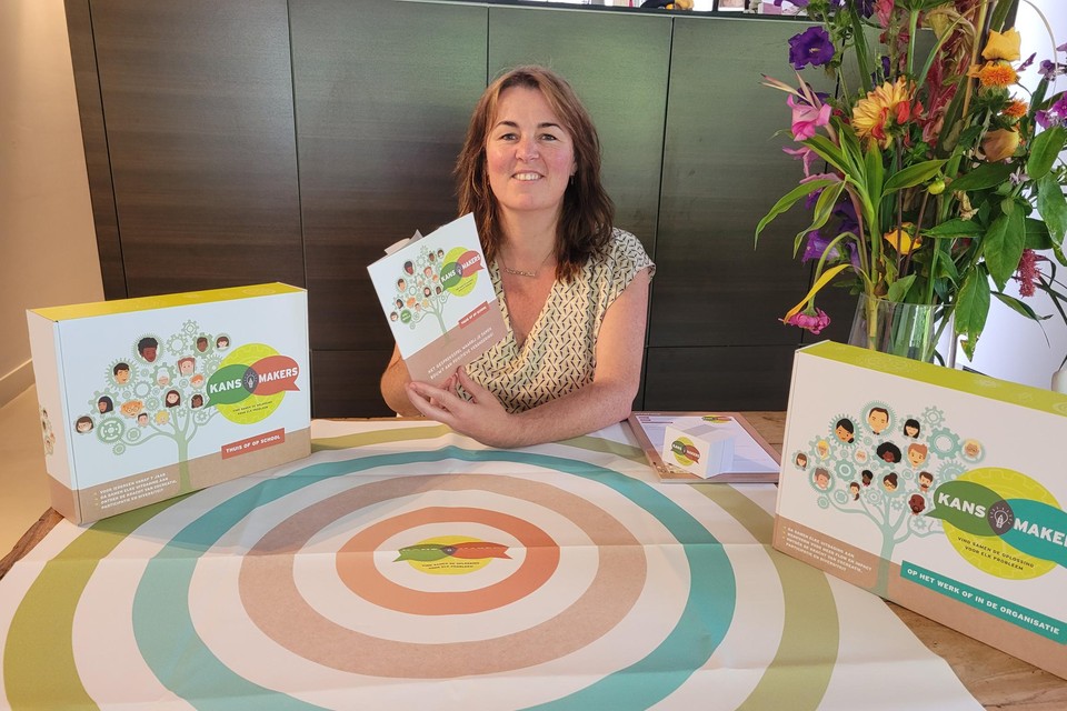Katrien toont haar ‘gespreksdozen’.
