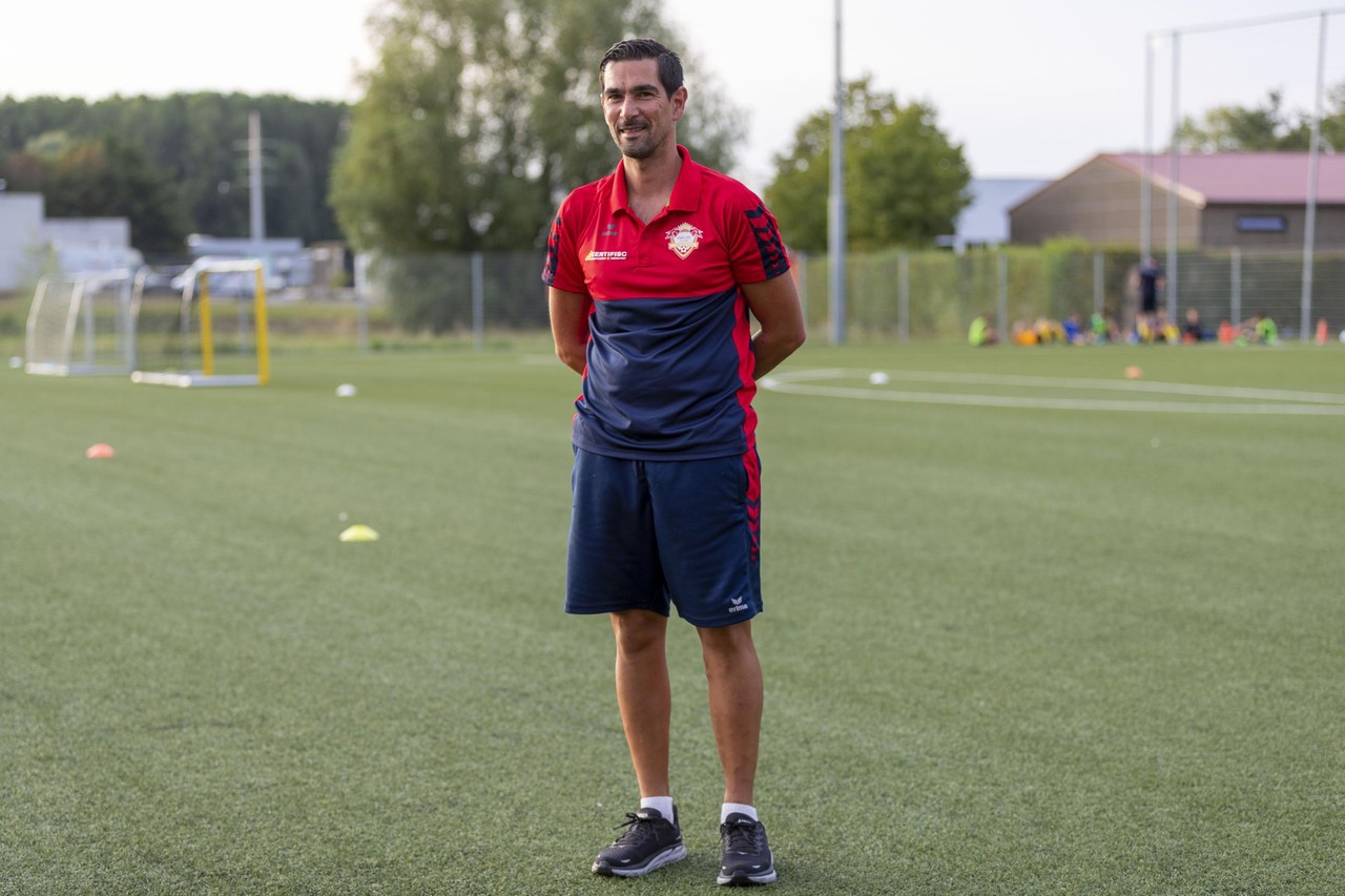 Yannick Verstraete Is De Coach Van Het Nieuwe KSC Dikkelvenne B (Gavere ...