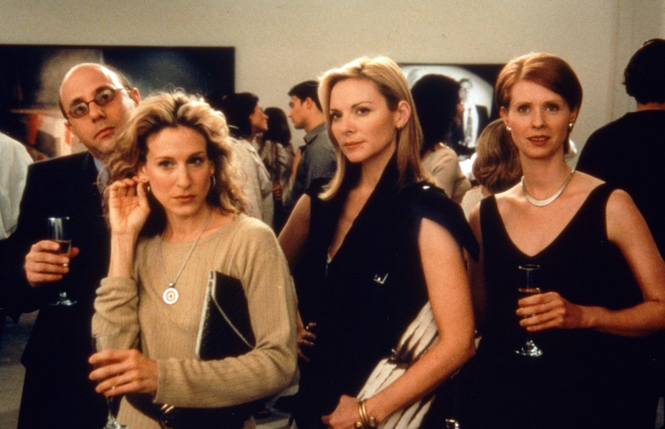 Willie Garson links met de actrices uit Sex and the City