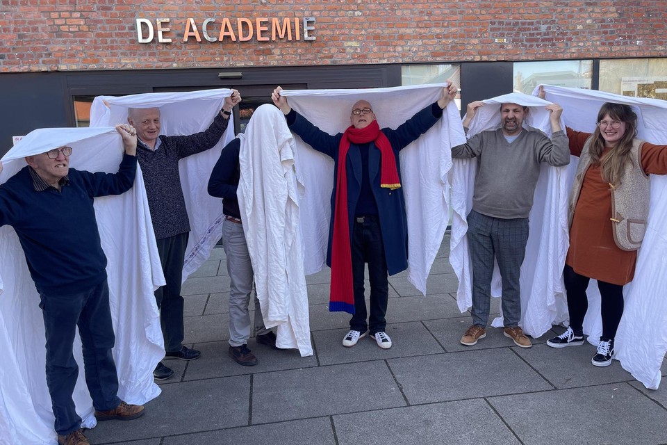 Nicolas Van Elslander toont met kunstenaars met een  beperking uit het impulsatelier hoe de academie straks even ‘verdwijnt’.
