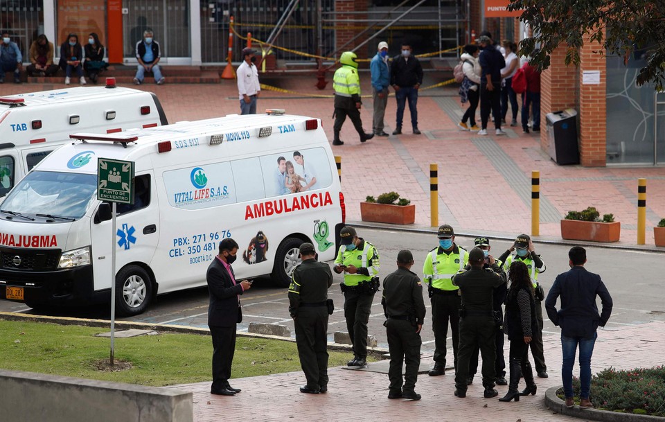 Aan het ziekenhuis in Bogota waar Bernal werd opgenomen, hield de politie pottenkijkers op afstand. 