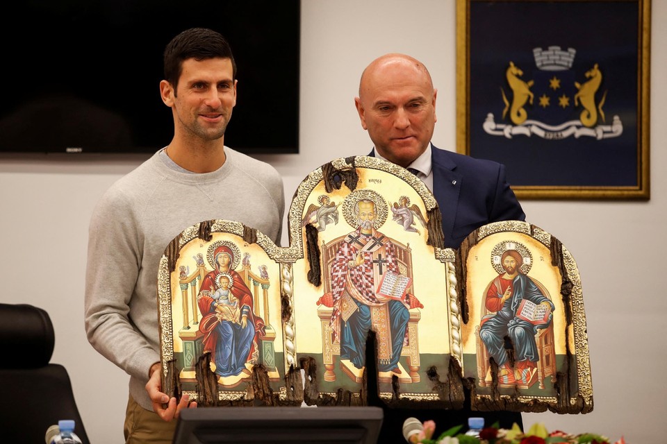 Djokovic ontving van de burgemeester van Budva een indrukwekkend icoon voor zijn ereburgerschap.  