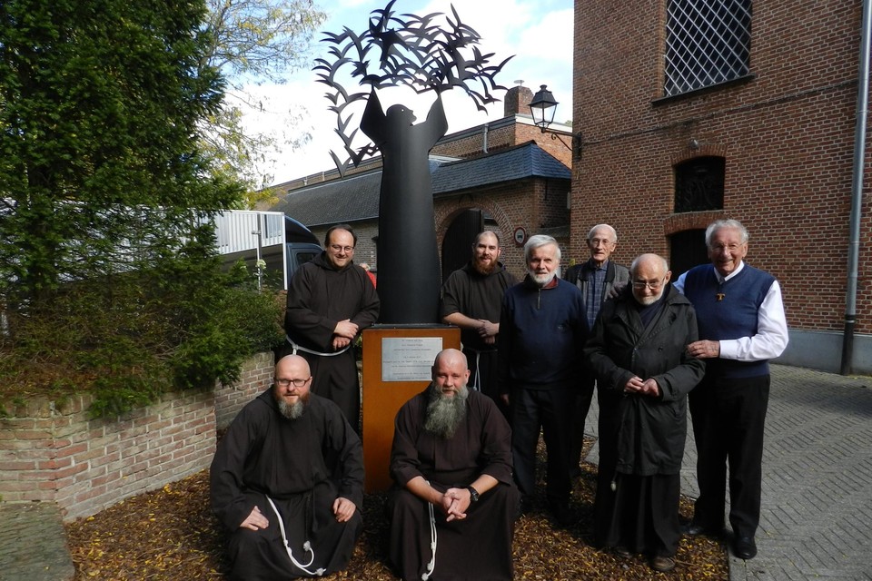 De Kapucijnen van Meersel-Dreef bij het Sint-Franciscusbeeld voor het klooster. Pater Luk, broeder Xavier en pater Frans zijn de drie personen rechts. Zij verhuizen naar Herentals. 