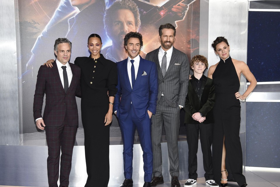 Shawn Levy (blauw kostuum), de nieuwe ‘Deadpool’-regisseur en Ryan Reynolds met de cast van de Netflixfilm ‘The adam project’. 