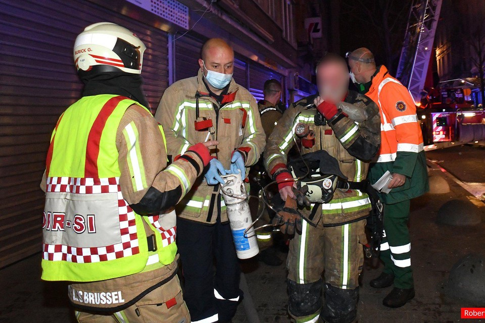 Bij de brand raakten ook enkele brandweermannen gewond.