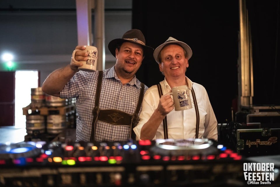 Radiomaker Tom Callebaut en dj Chris Barrow.