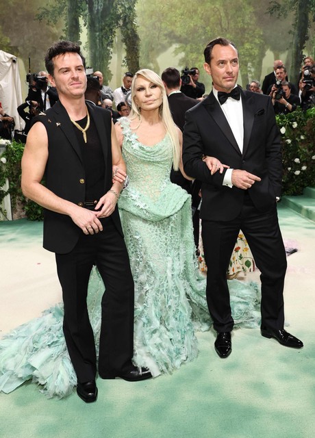 Andrew Scott, Donatella Versace en Jude Law.