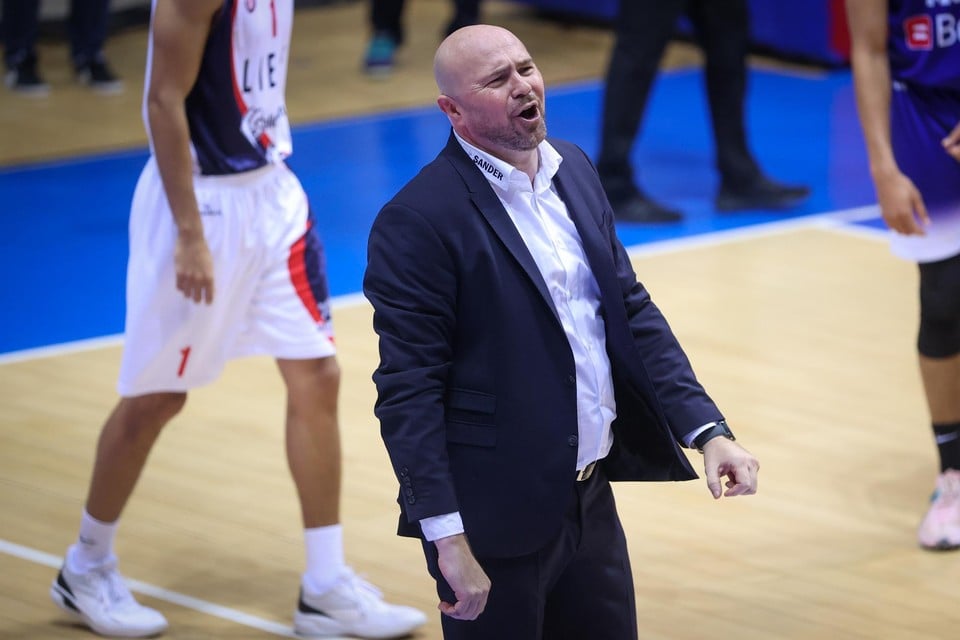 Coach Vedran Bosnic ziet Nichols vertrekken.