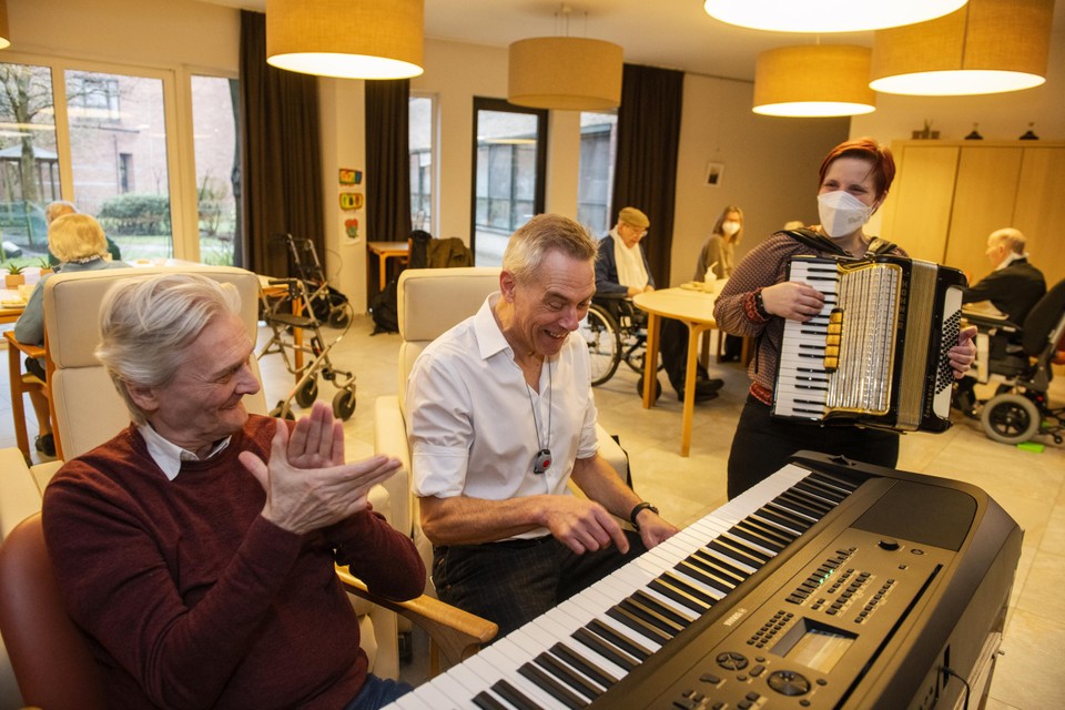 Oefenen met muziektherapeute Inga: “Muziek connecteert met mensen, ook op lastige momenten.” 