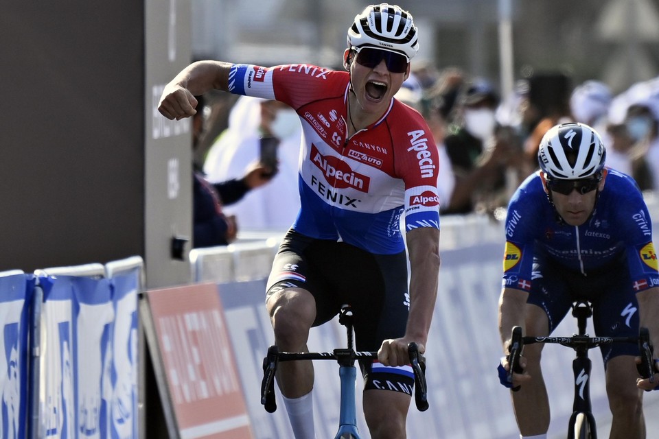 Mathieu van der Poel, ploegmaat van Louis Vervaeke, maakt het zegegebaar in de eerste rit.  