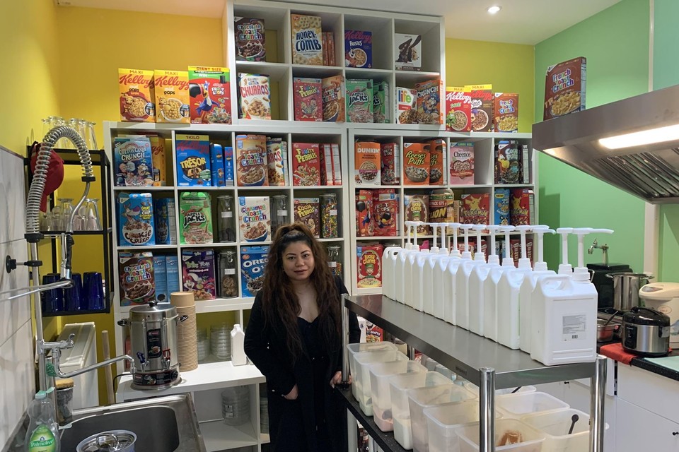 Jeawy maakt alles instant klaar in Aroy’s Cereals & Bubble Tea.