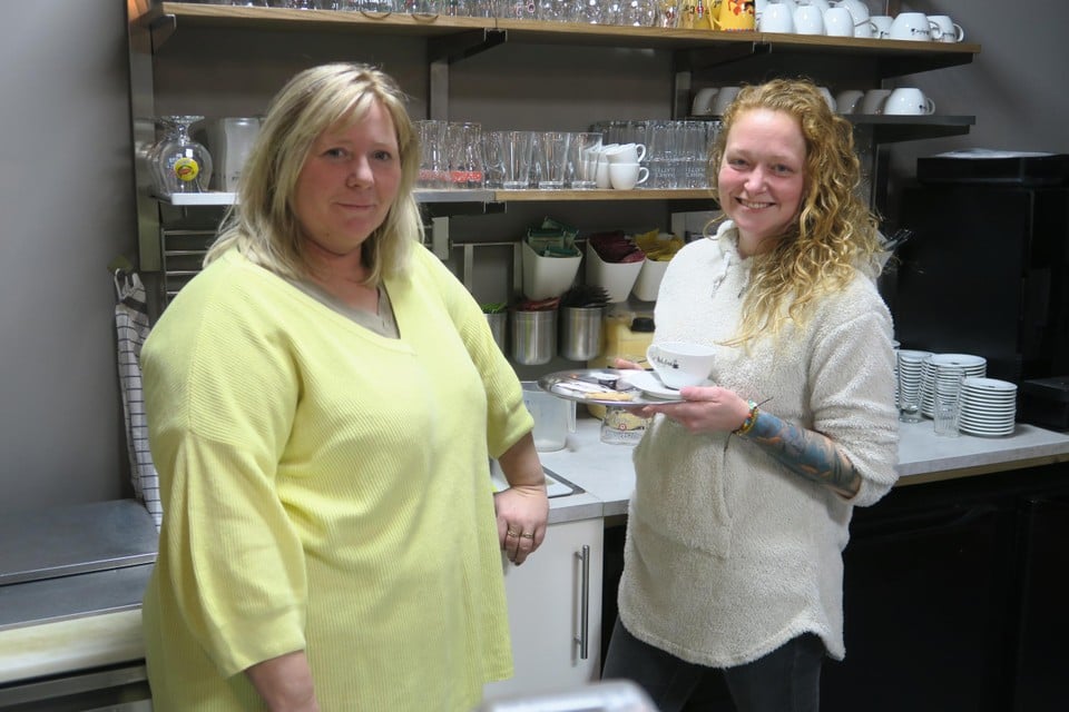 Martine en Annick achter de toog van Tar-Tine.