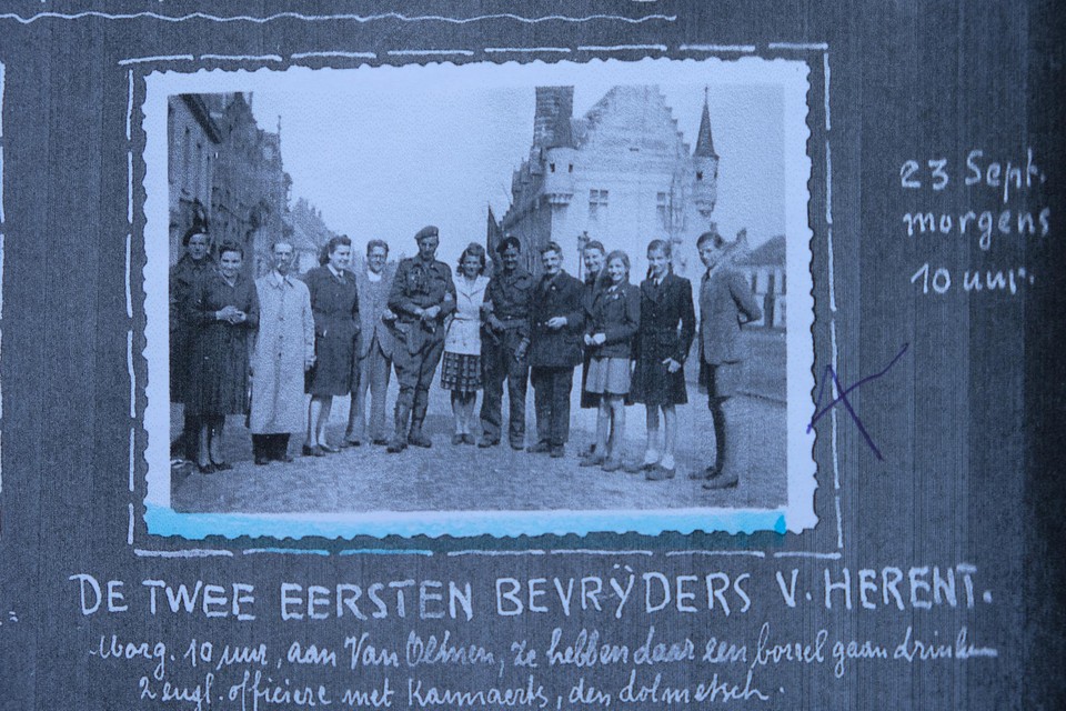 De eerste bevrijders van de Britse 49ste West-Riding Infanterie divisie op de Grote Markt. Van links naar rechts: een Engelse , mevrouw Van Olmen, onbekend, Christiane De Canniere, Clement Van Olmen, Luitenant Salmon, onbekend, Luitenant Bowman, Callaerts (tolk), mevrouw Müller, haar twee dochters en uiterst rechts Jules Müller.