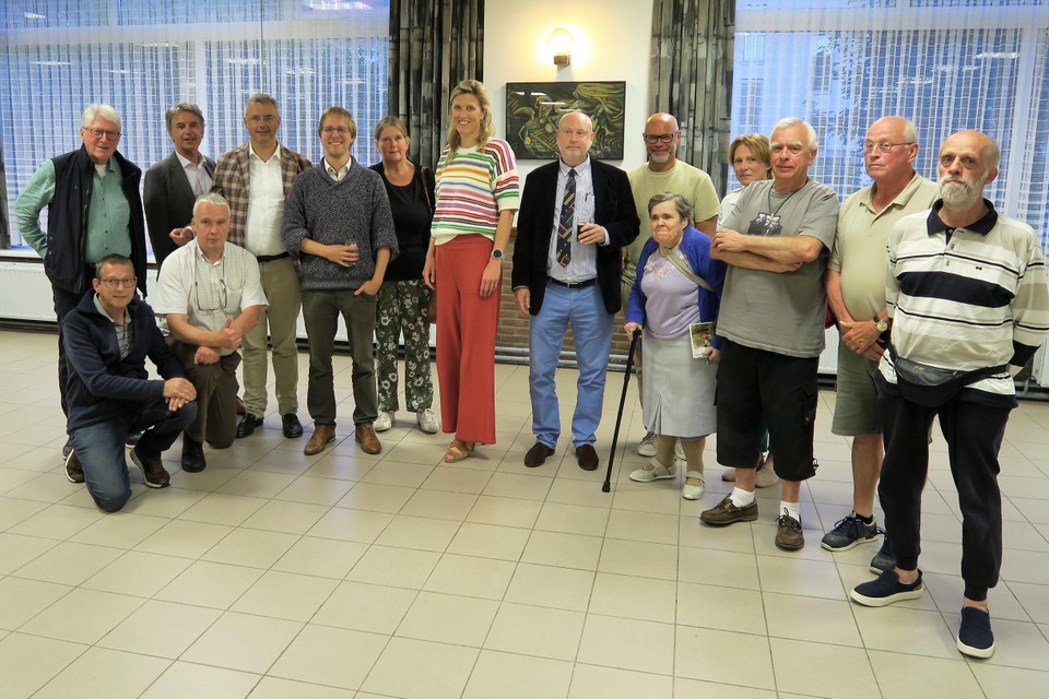 Achteraf maakten zowel Joachim Coens als minister Annelies Verlinden tijd voor een informele babbel aan de toog en fotomomenten met de lokale CD&V-afdelingen. Hier die van Schoten.