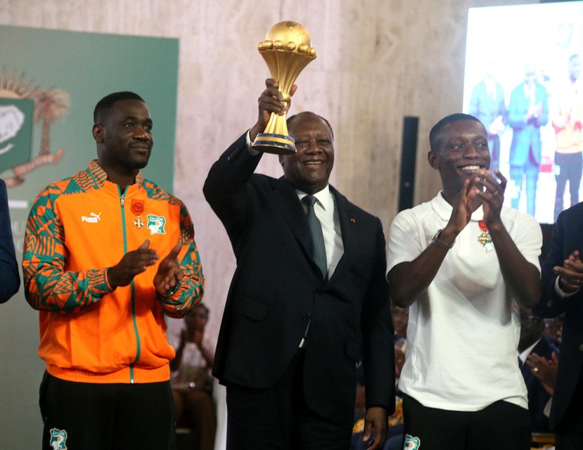 From left: coach Emerse Faé, president Alassane Ouattara and captain Max Gradel.
