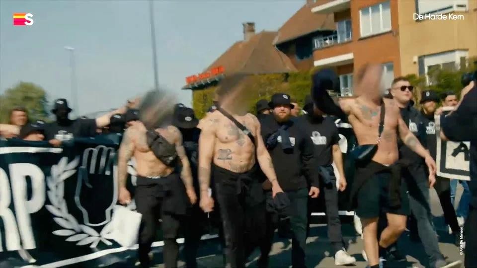 Hooligans lijken vaak hetzelfde profiel te hebben: blank, breed, veel tattoos.