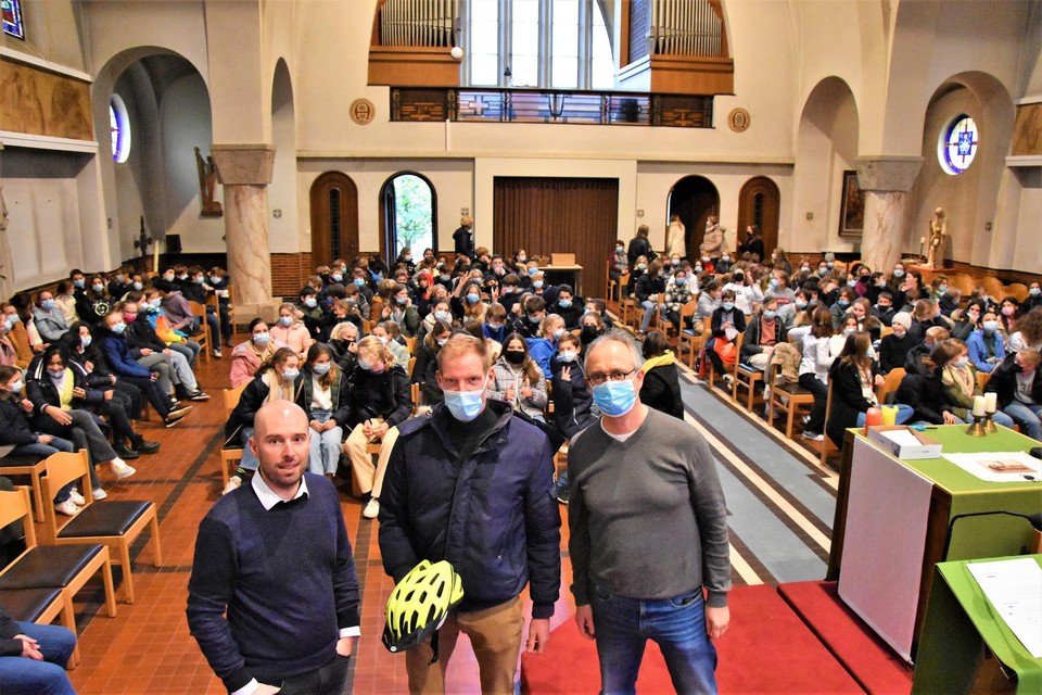 Tijdens de XIU-dag kwam peter Tim Declercq de jongeren van het Don Boscocollege overtuigen om een helm te dragen tijdens het fietsen.  