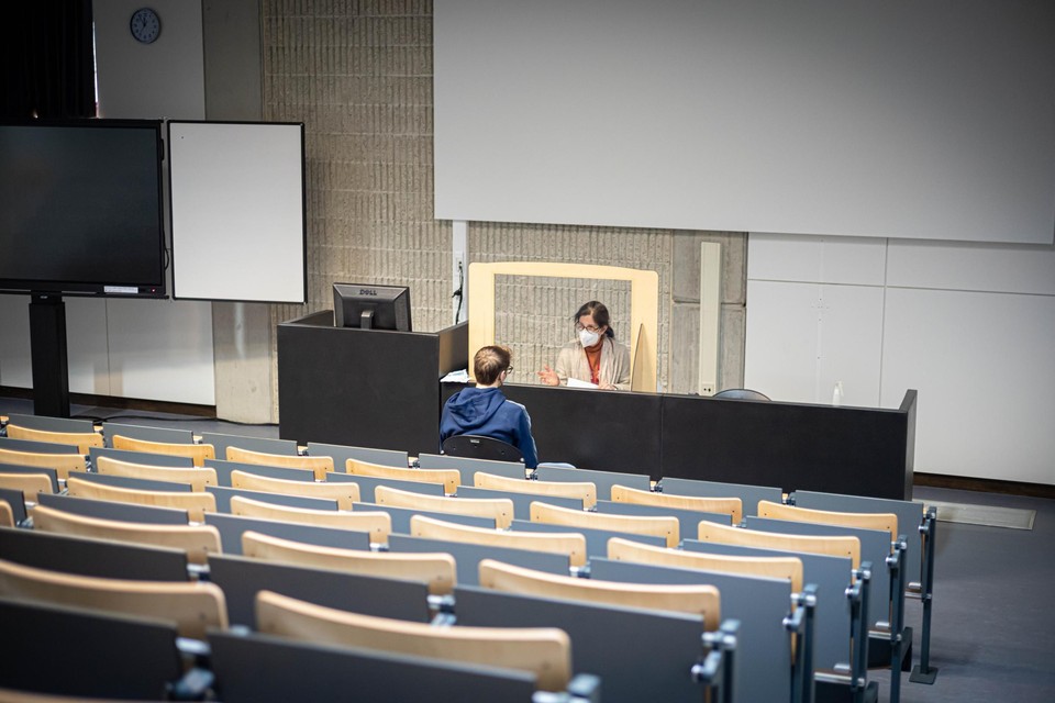 Mondeling examen aan de UHasselt: met FFP2-masker en plexischerm.
